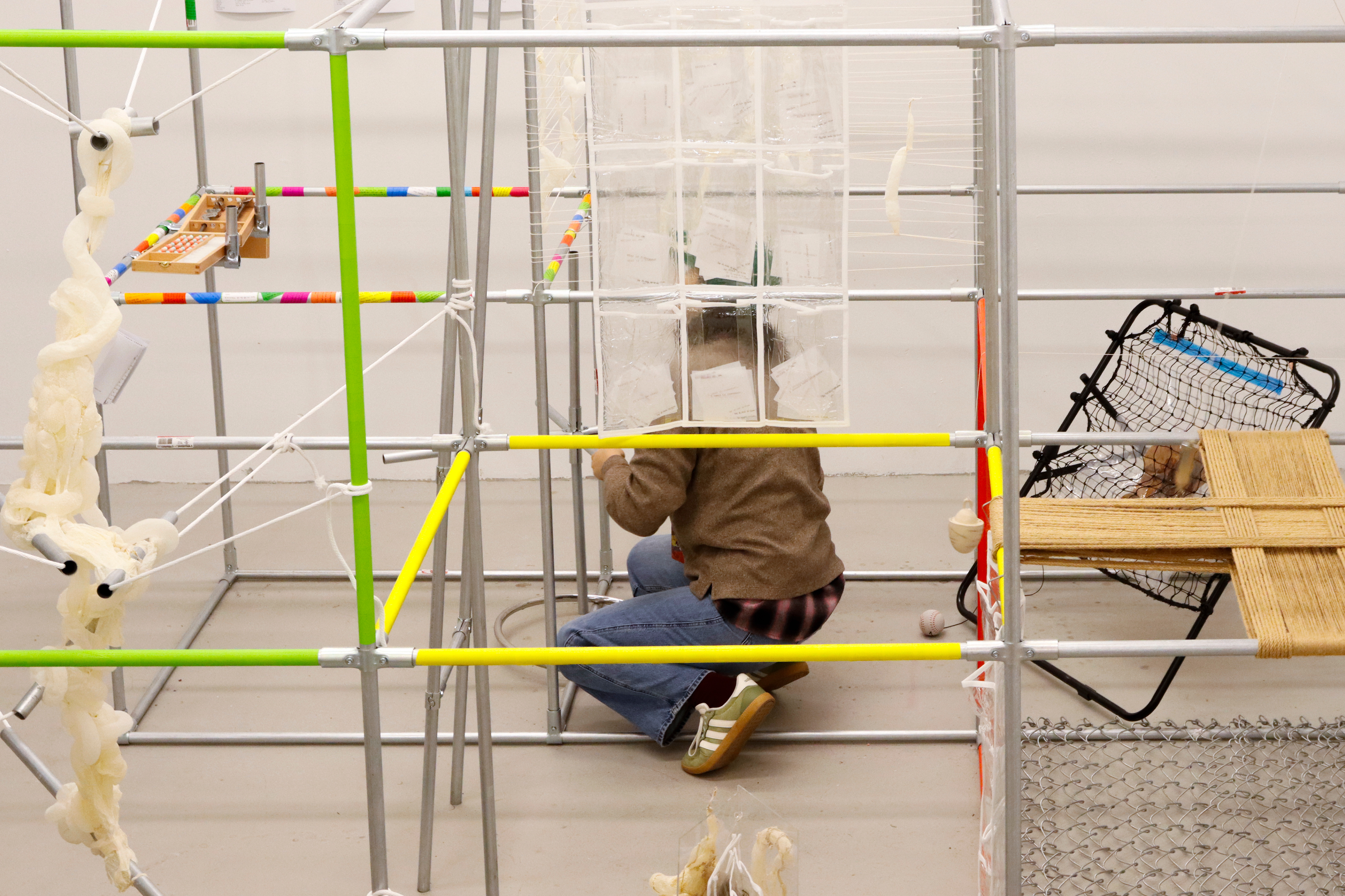 Shifting Center by oneg - suspended objects and transparent pockets within the structure